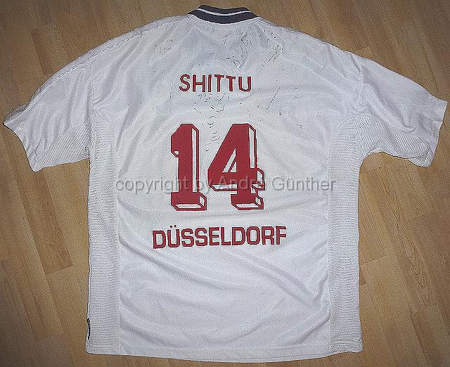 P1130900.JPG - 1999-2000 Henkel #14 Shittu  Matchworn mit Unterschriften der Mannschaft