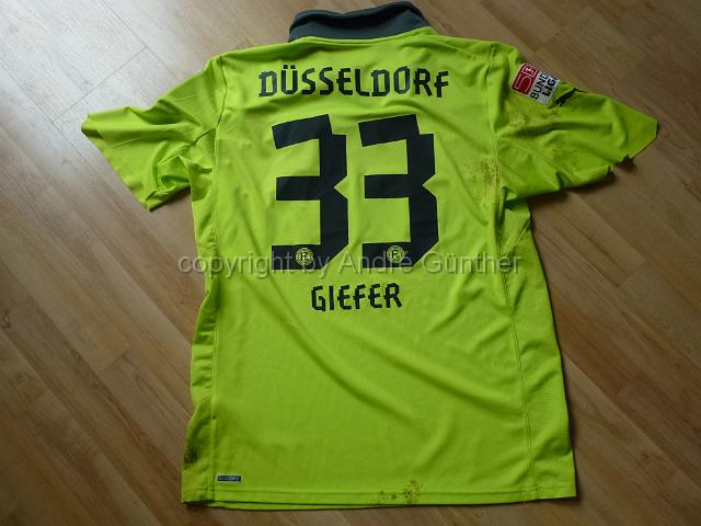 P1200924.JPG - 2012-13 OTELO  #33  Fabian Giefer Matchworn aus dem Spiel gegen Nürnberg letztes Heimspiel 1.Liga  Das Trikot ist ungewaschen also mit Spielspuren !  Rückseite