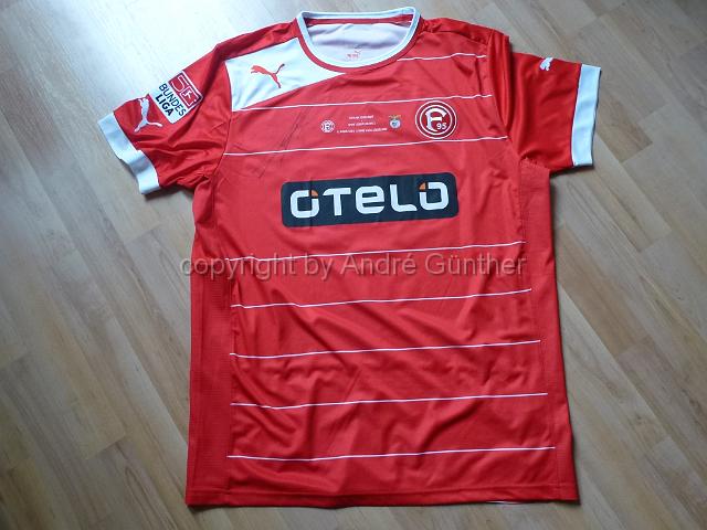 P1200971.JPG - 2012-13 OTELO  #30  Andrej Voronin Matchworn aus dem Spiel gegen Benfica Lissabon. Trikot ist auf beiden Seiten von Voronin signiert worden.  Sonderspieltags - Trikot  Die Shopversion war auf 3.000 Stk limitiert.  Vorderseite