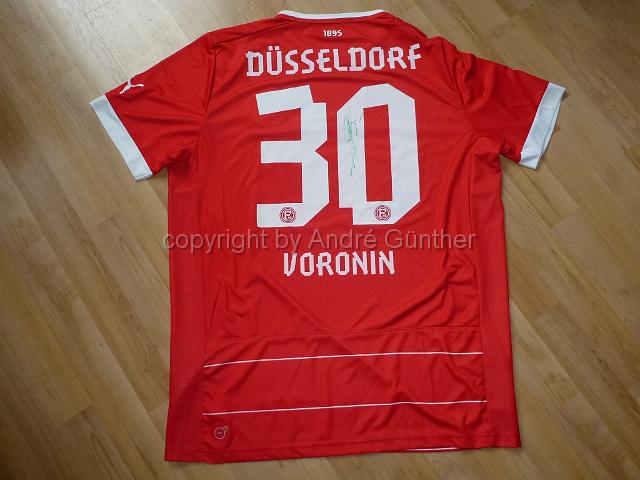 P1200992.JPG - 2012-13 OTELO  #30  Andrej Voronin Matchworn aus dem Spiel gegen Benfica Lissabon. Trikot ist auf beiden Seiten von Voronin signiert worden.  Sonderspieltags - Trikot  Die Shopversion war auf 3.000 Stk limitiert.  Rückseite